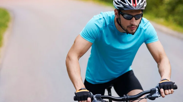 Dan prisión a ciclistas que usen celular o conduzcan ebrios