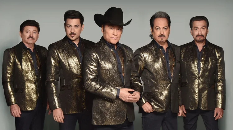 Vocalista de los Tigres del Norte sufre caída en pleno concierto