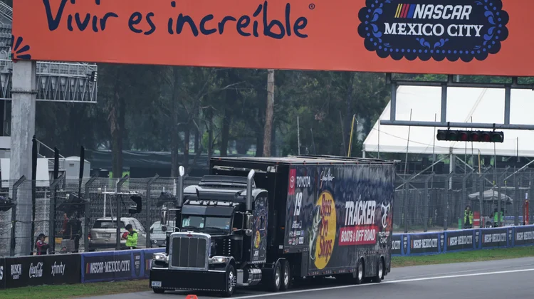 Nascar México Cup Series tiene inicio accidentado por retrasos