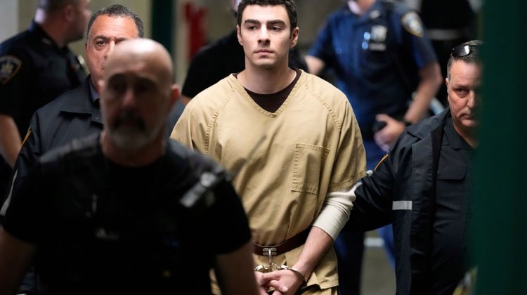 Defensa de Mangione pide retirar cargos de pena de muerte