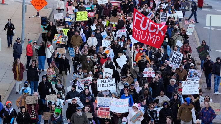 Miles de personas en EUA participan en protestas contra ICE