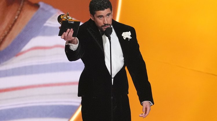Alza Bad Bunny la voz contra ICE al ganar premio Grammy