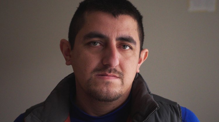 Migrante dice que ICE lo golpeó mientras se reían de él