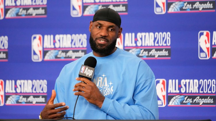 LeBron James firma con los Philadelphia 76ers