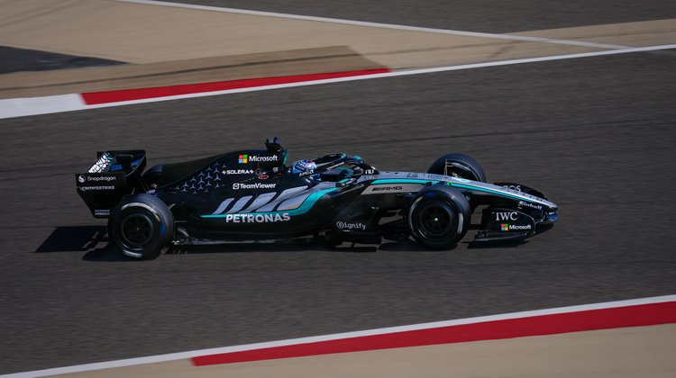 Russell supera a Piastri y Leclerc en los ensayos en Bahrein