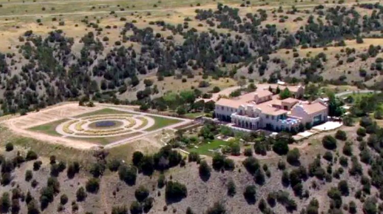 Autoridades registran rancho de Jeffrey Epstein en Nuevo México