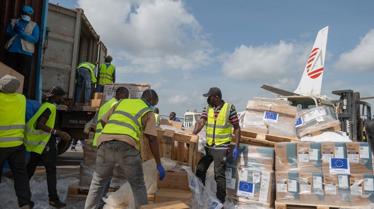Lleva suministros la UE al centro de brote de ébola en el Congo