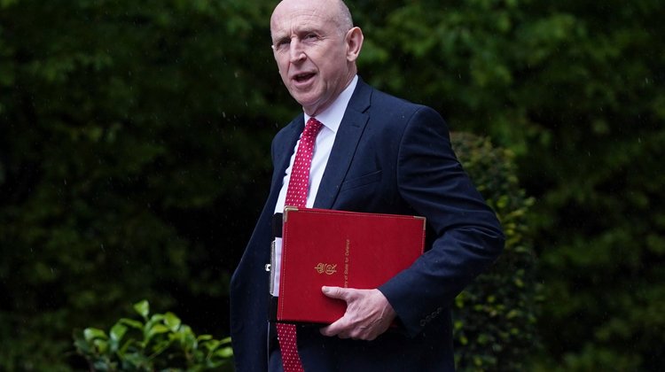 Renuncia jefe de Defensa británico por 'poco' gasto militar