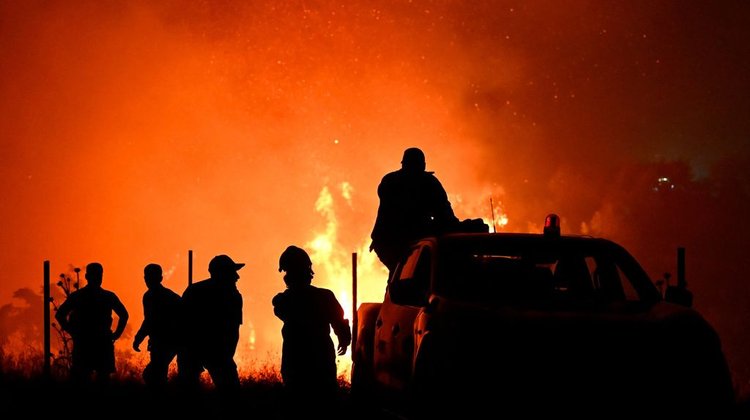 Incendio forestal obliga a evacuar suburbios en Grecia