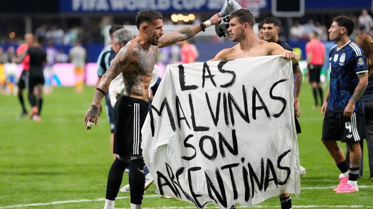 Exhibe Argentina manta sobre Malvinas y desata polémica