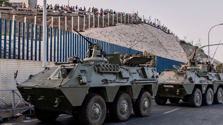 Despliega España al ejército tras llegada masiva de migrantes