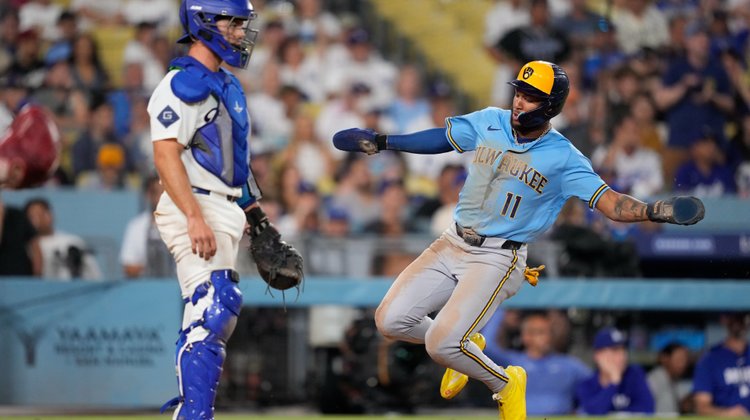 Cerveceros remontan ante Dodgers con ataque en la novena