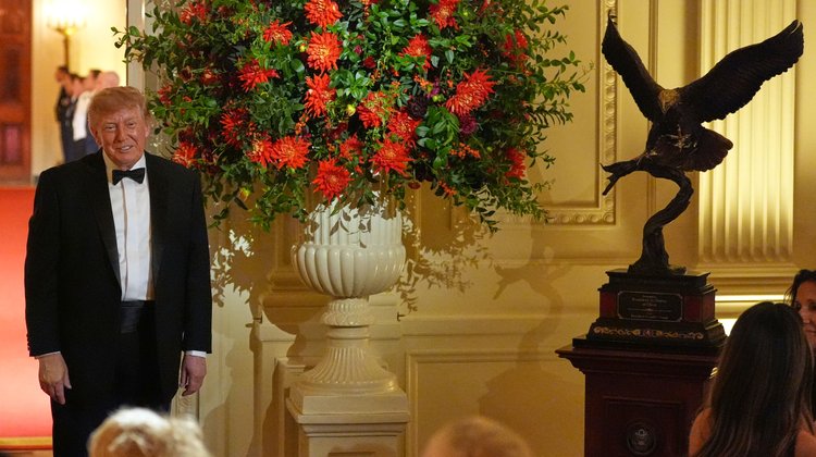 Regala Trump a Xi estatua de águila calva durante cena de Estado