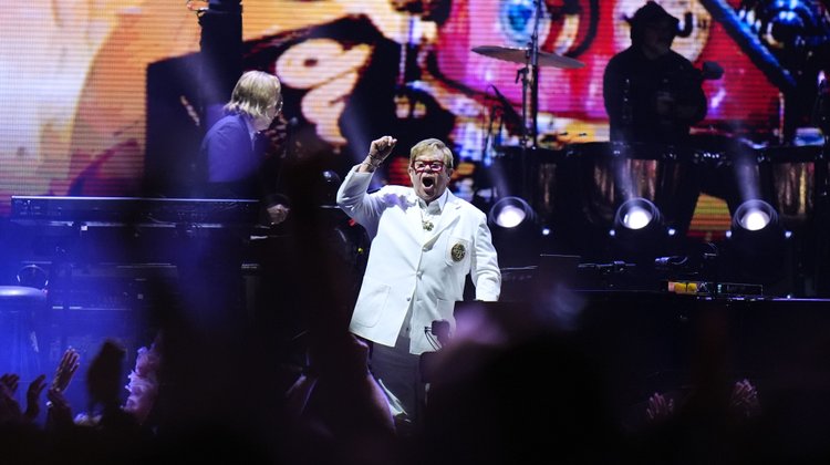 Elton John emociona al público mexicano en concierto de despedida