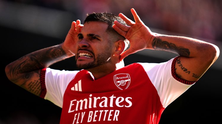 Arsenal remonta ante Leeds con goles de Calafiori y Guimarães