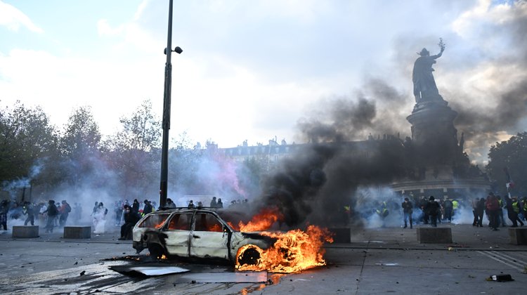 Siguen las protestas en Francia, suman 272 detenidos y saqueos