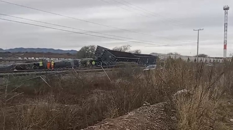 Activan protocolos por descarrilamiento de tren en Sonora