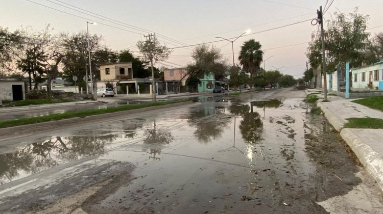 Aguas negras persisten desde hace años en avenida Miahuatlán