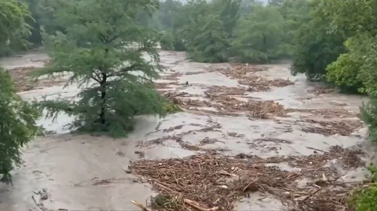 Alcanzan 82 fallecidos por inundaciones en Texas