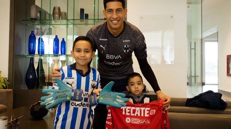 Cumplen sueño de niño agredido por playera de Rayados