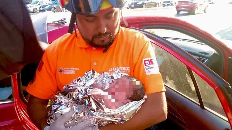 Asisten con éxito parto en plena vía pública en Juárez