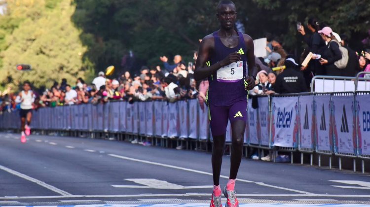 Atletas kenianos domina el Medio Maratón CDMX 2026