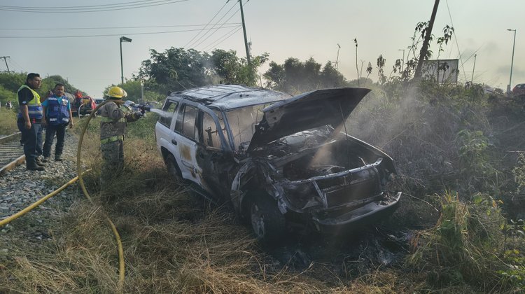 Camioneta es impactada por tren; termina lesionado conductor