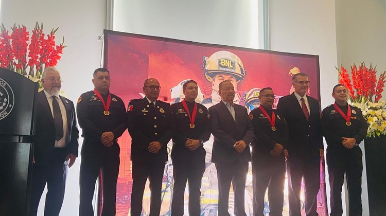 Reconocen trayectorias y actos heroicos de Bomberos Nuevo León