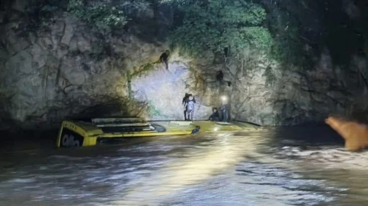 Mueren siete personas tras caída de autobús al río Tlapaneco