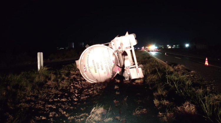 Camión sufre fuga de precursor químico al volcar en Montemorelos