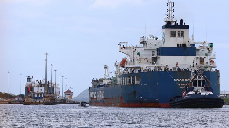 Buque paga 5,3 millones de dólares para cruzar el Canal de Panamá