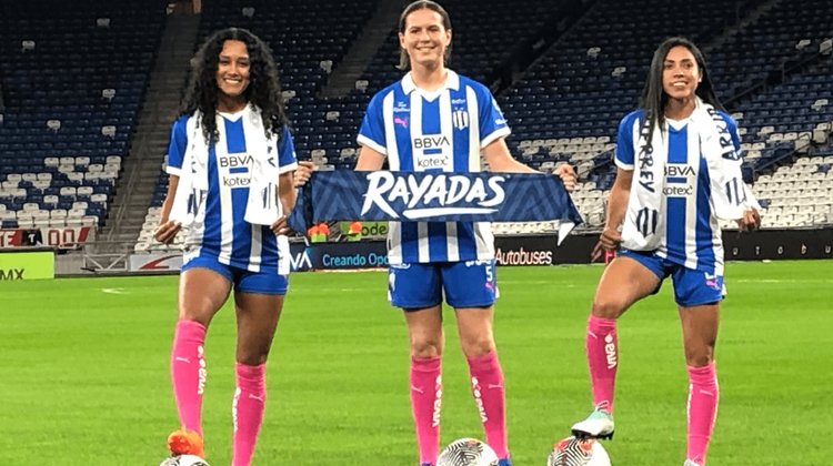 Presume Rayadas a sus tres nuevas jugadoras ante medios