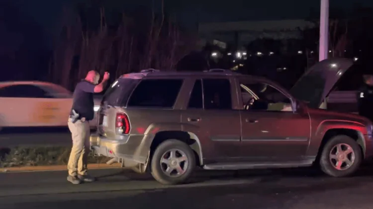 Huyen al río Santa Catarina tras persecución en camioneta