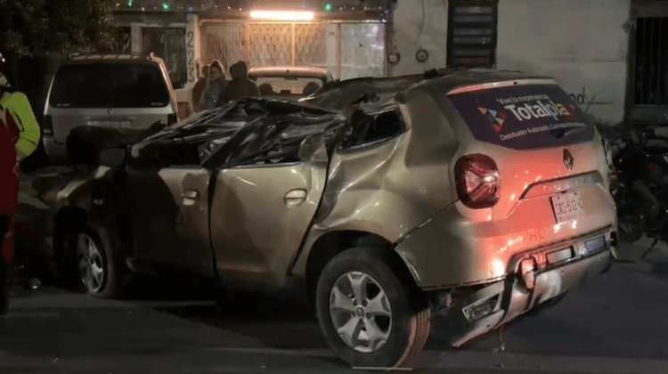 Conductor ebrio provoca doble volcadura en Monterrey