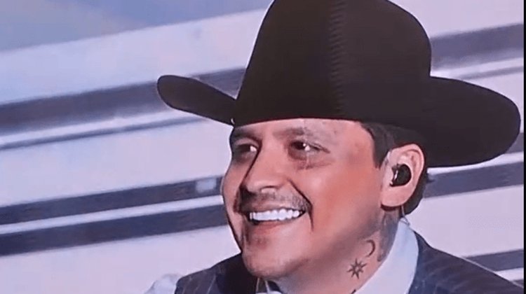 Público corea el nombre de Belinda en concierto de Nodal