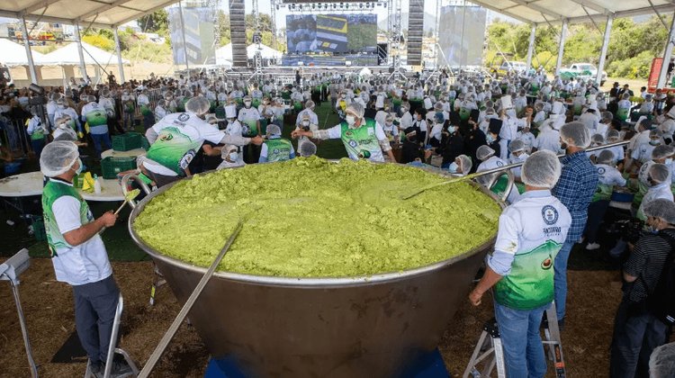 Michoacán rompe récord Guinness con el guacamole más grande