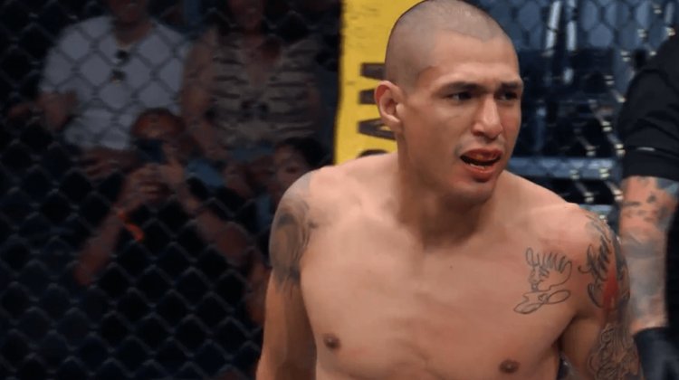 Mexicano Edgar Chairez gana y se acerca al Top 15 en la UFC