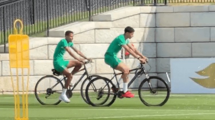 Achraf Hakimi sorprende al llegar en bicicleta a entrenamiento