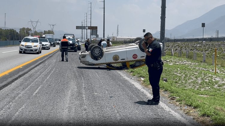 Tractocamión causa aparatosa volcadura de taxi en carretera