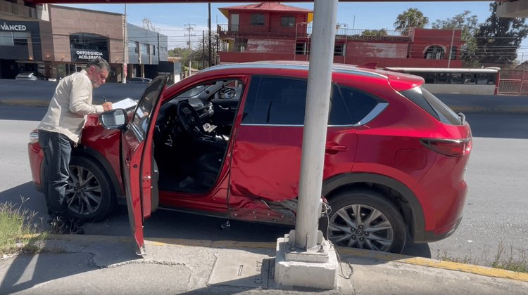 Conductores se culpan tras choque en colonia Guanajuato