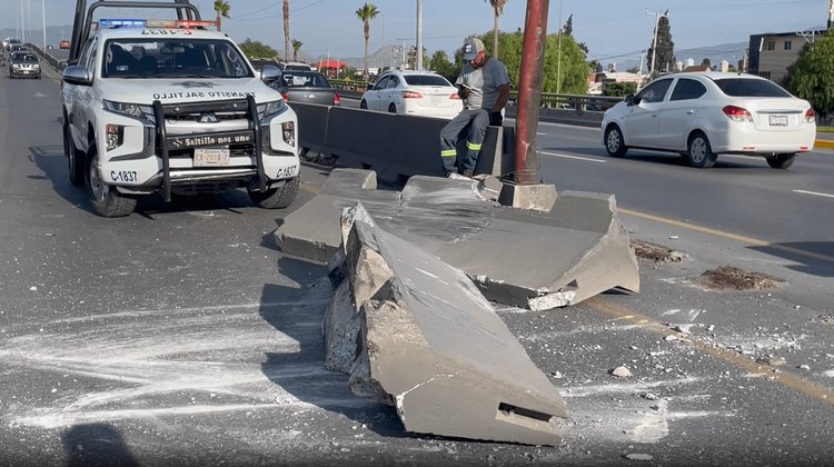 Joven ebria provoca choque y bloquea carriles en Fundadores