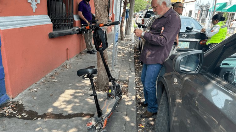 Choque entre automóvil y scooter deja un hombre lesionado