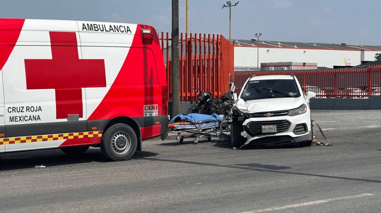 Muere motociclista tras choque con camioneta en carretera