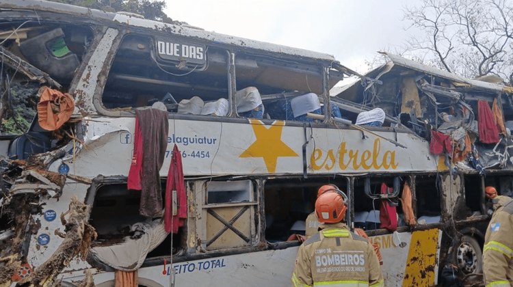 Volcadura de autobús deja 10 muertos y 37 heridos en Brasil