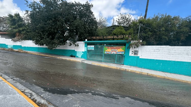Fuga de aguas negras afecta colonia y escuela en Monterrey