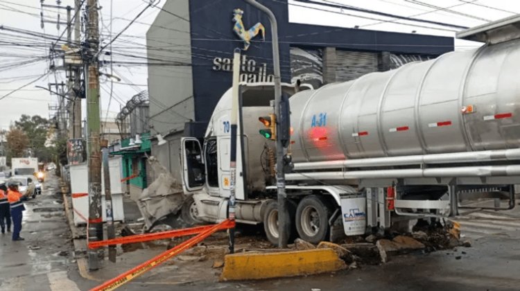 Choque de pipa contra panadería moviliza a bomberos en CDMX