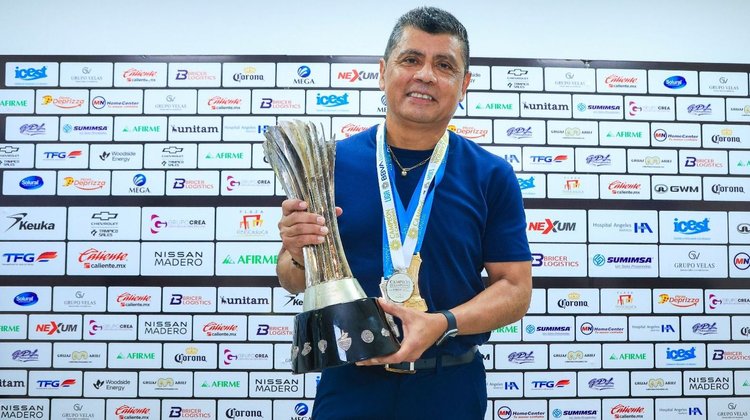 'Chima' Ruiz deja el banquillo de la Jaiba Brava