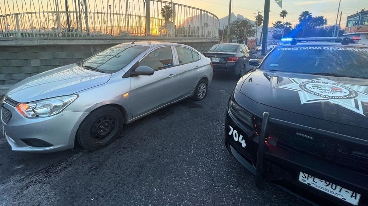 Lanza hombre piedras y daña vehículos en avenida Morones Prieto