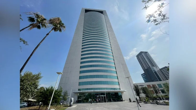 Cierran por fuga de agua seis pisos de Torre Administrativa