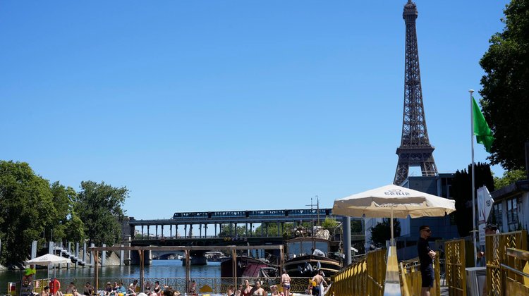 París reabre zonas de baño en el Sena ante el calor
